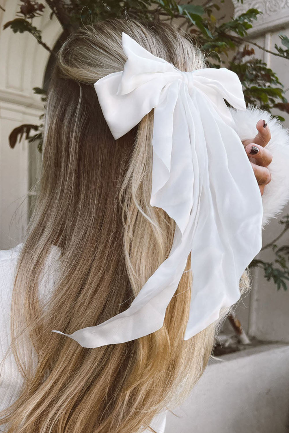 Elegante, übergroße Haarspange aus Satin mit Schleife in Weiß/Schwarz