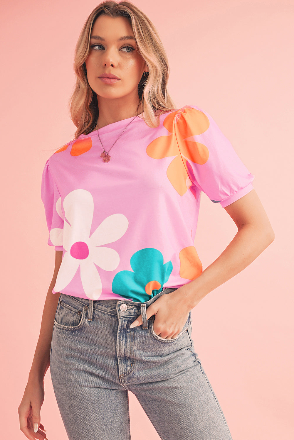 Farbenfrohes T-Shirt mit Blumen-Print in verschiedenen Farben
