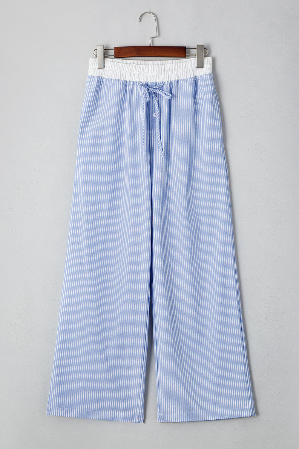 Blaue Hose mit weitem Bein und hohen Taillenstreifen