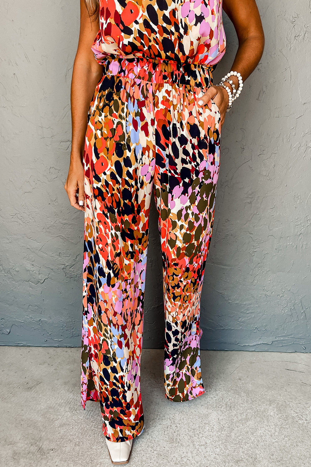 Schwarzes Neckholder-Tanktop und Hose mit Leopardenmuster