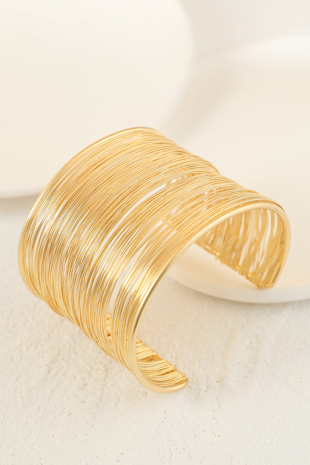 Lässiges, offenes Manschettenarmband aus Metall in Gold