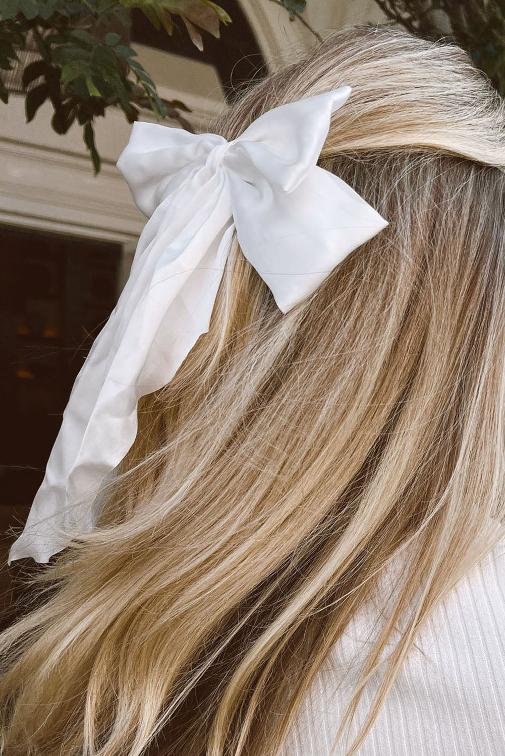 Elegante, übergroße Haarspange aus Satin mit Schleife in Weiß/Schwarz