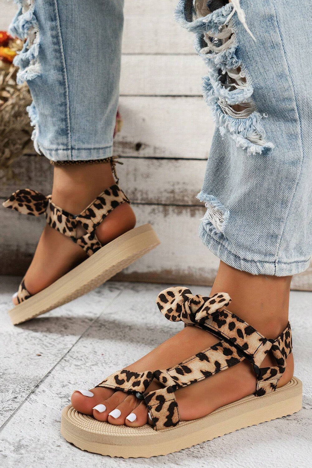 Braune Sandalen mit Leopardenmuster und dicker Sohle