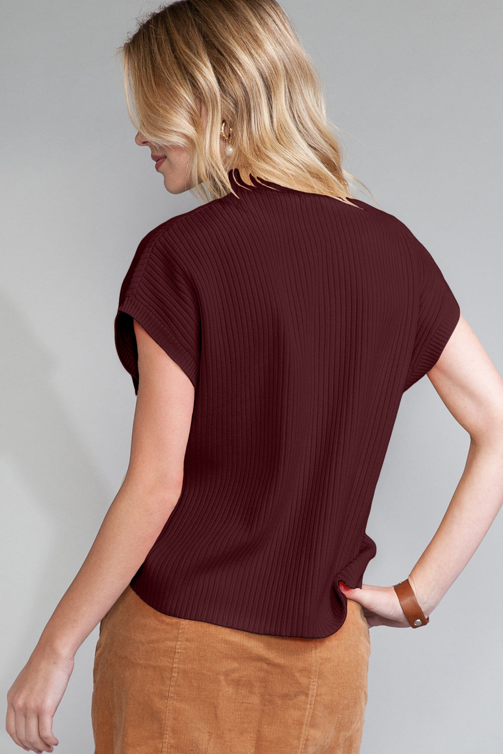 Kurzärmliger Rippenstrickpullover in verschiedenen Farben