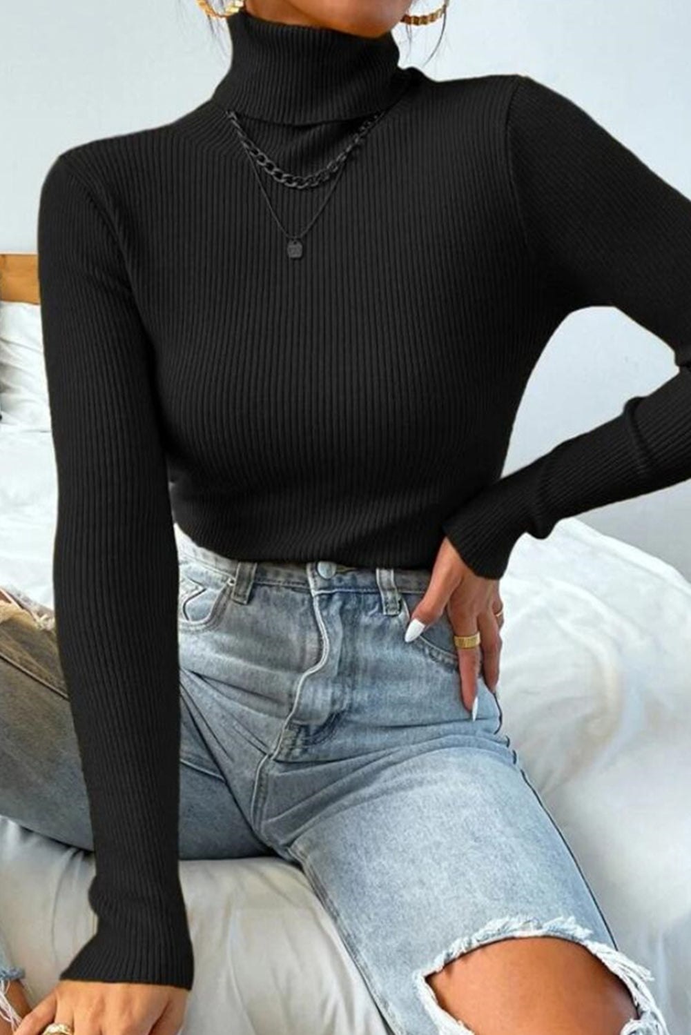 Weiß/schwarzes Rollkragenpullover-Strickoberteil