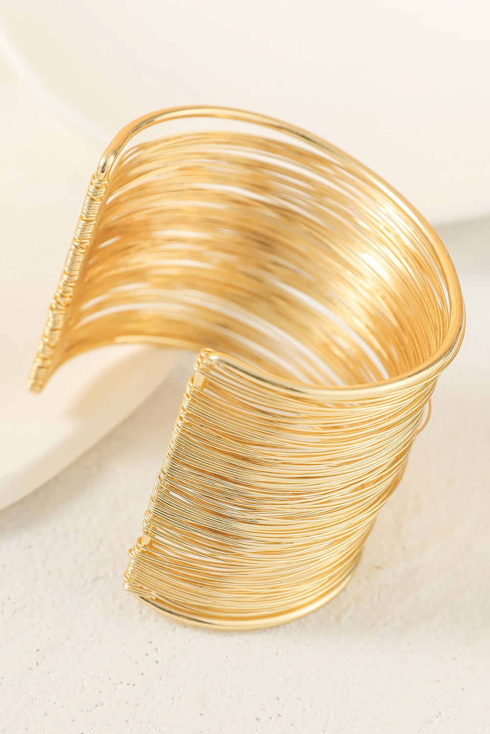 Lässiges, offenes Manschettenarmband aus Metall in Gold