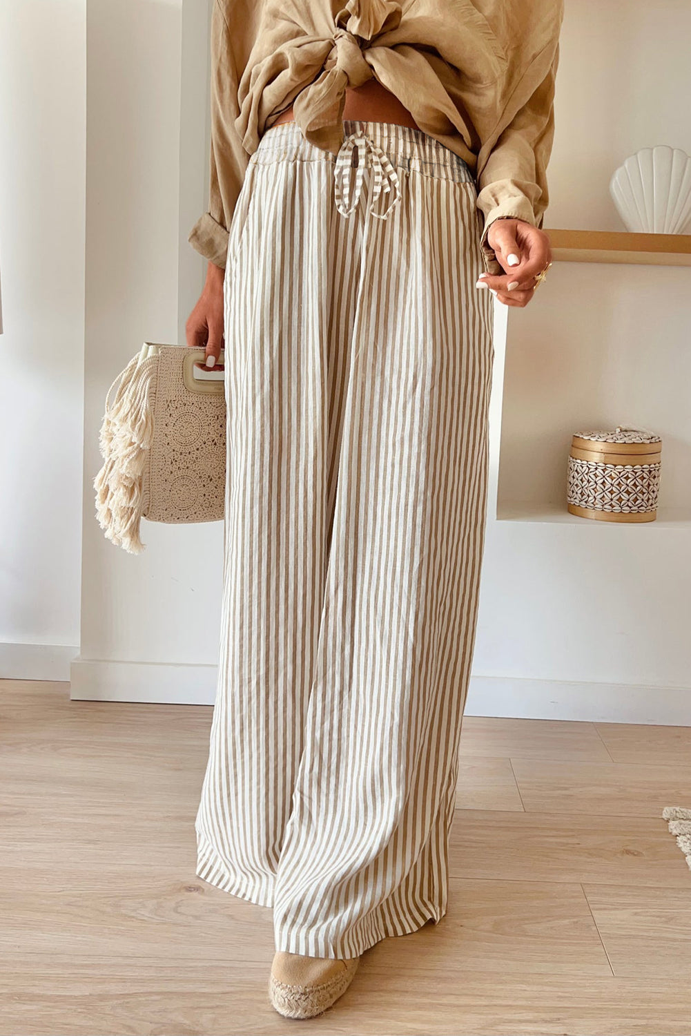 Khakifarbene, gestreifte, lockere Hose mit Kordelzug in der Taille