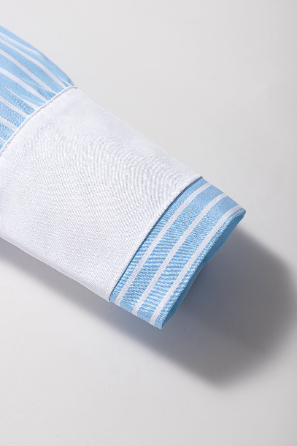 Freizeithemd mit himmelblauen Streifen und kontrastierender aufgesetzter Tasche