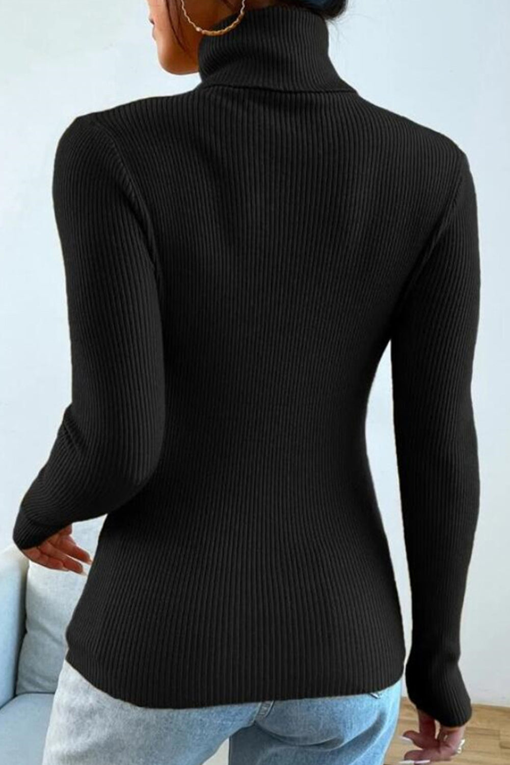 Weiß/schwarzes Rollkragenpullover-Strickoberteil