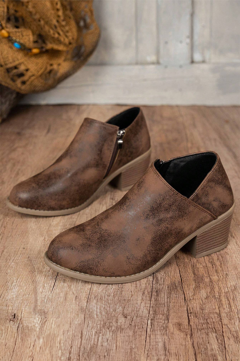 Stiefelette aus Wildleder mit Blockabsatz