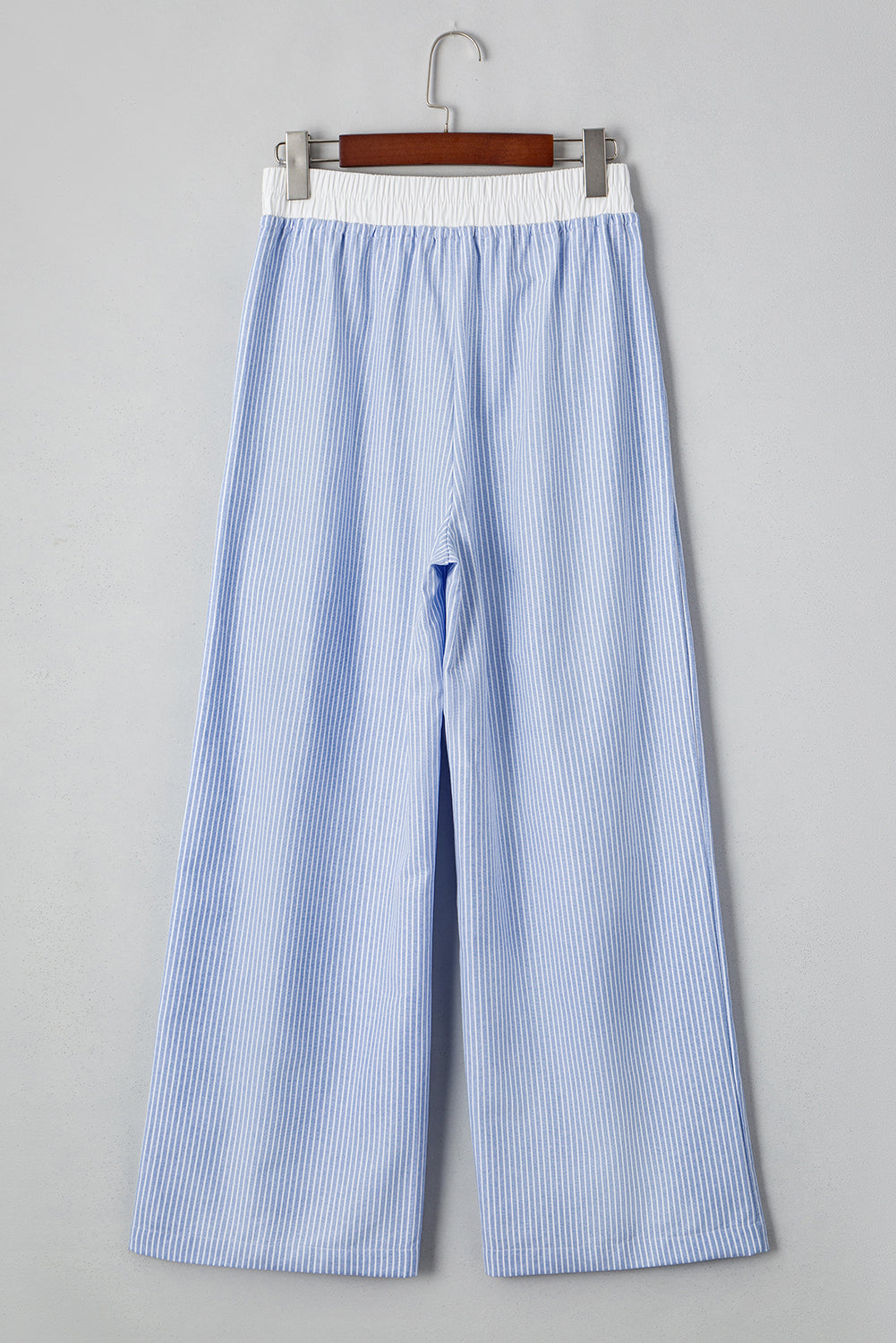 Blaue Hose mit weitem Bein und hohen Taillenstreifen