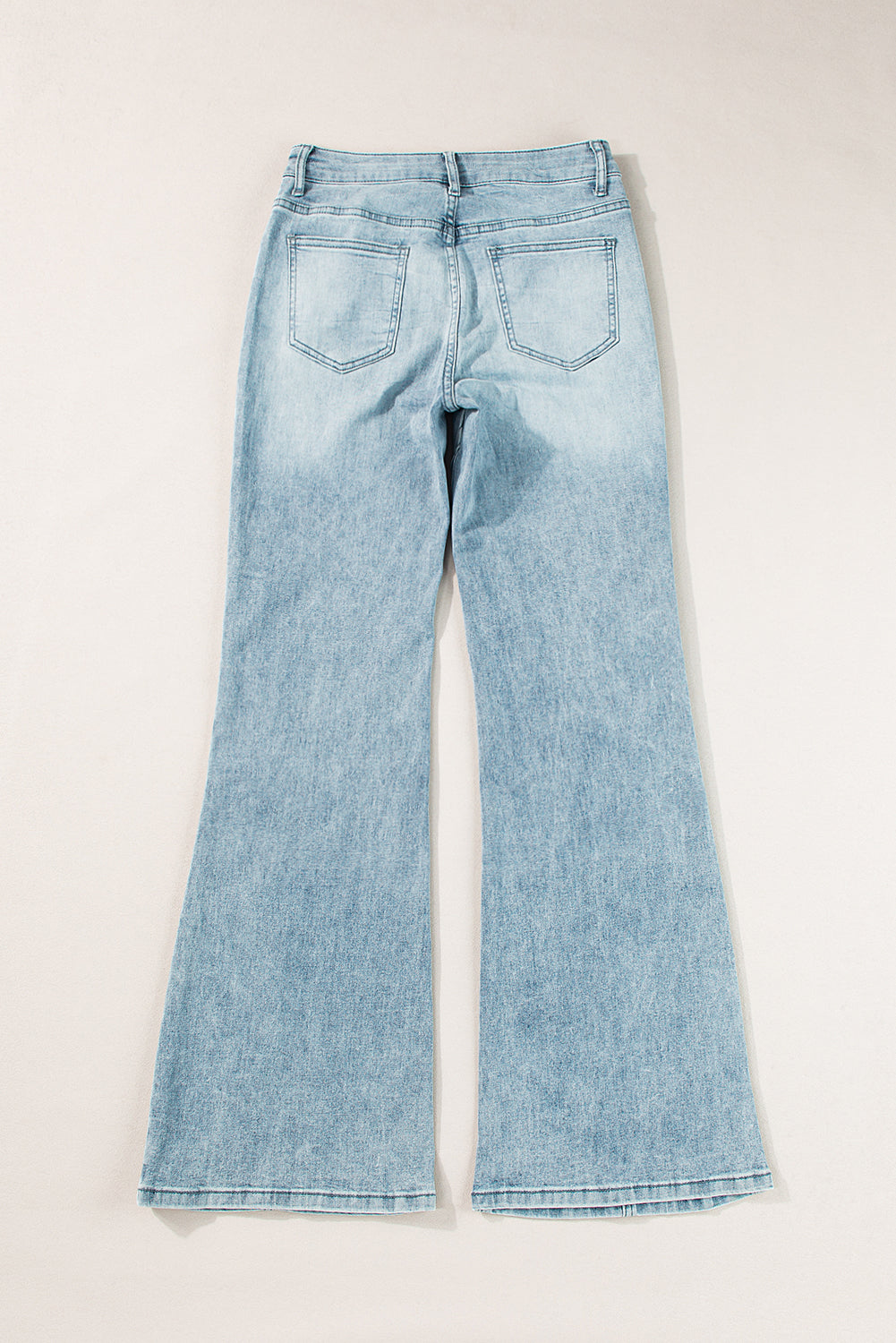 Dunkelblaue Jeans mit ausgestelltem Bein und Acid-Waschung