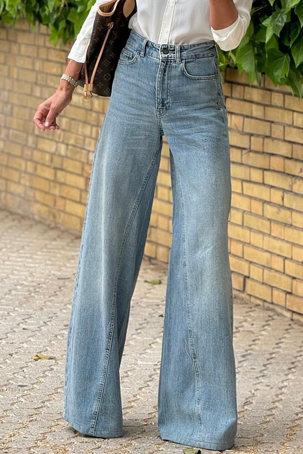 Dunkelblaue Jeans mit ausgestelltem Bein und Acid-Waschung