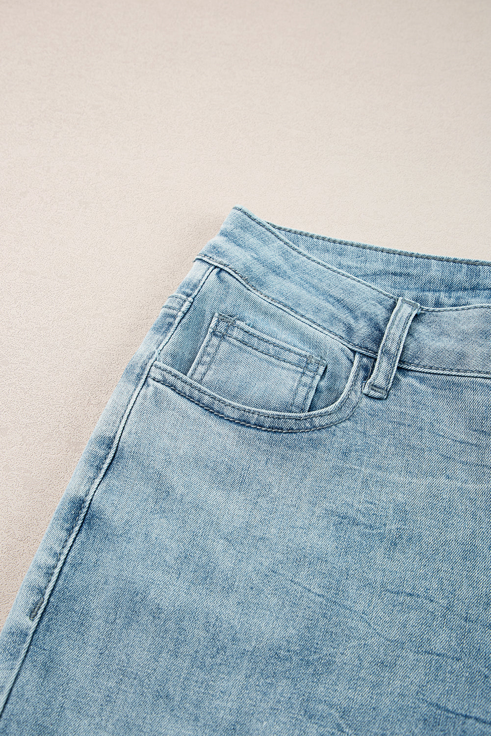 Dunkelblaue Jeans mit ausgestelltem Bein und Acid-Waschung