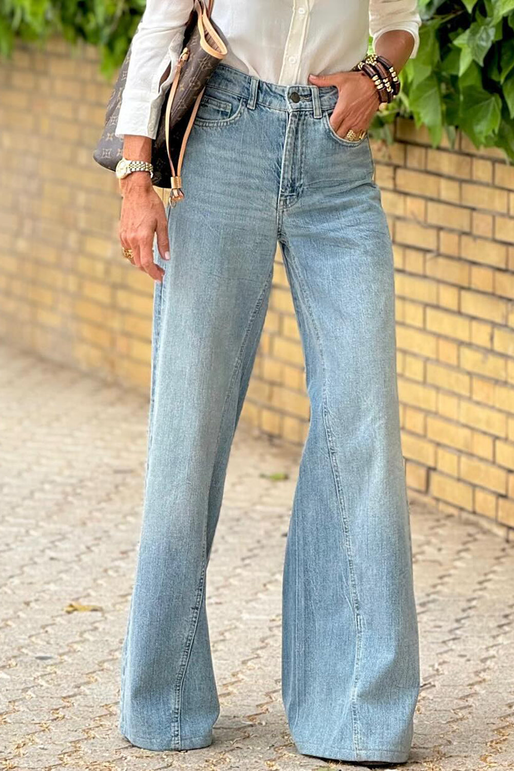 Dunkelblaue Jeans mit ausgestelltem Bein und Acid-Waschung