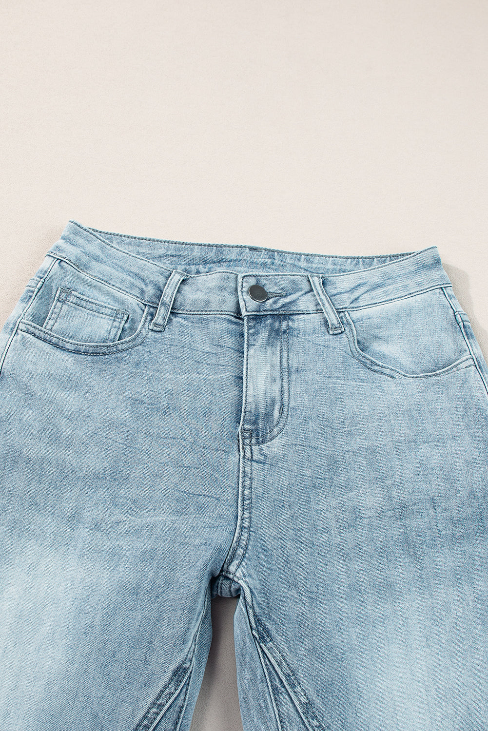 Dunkelblaue Jeans mit ausgestelltem Bein und Acid-Waschung