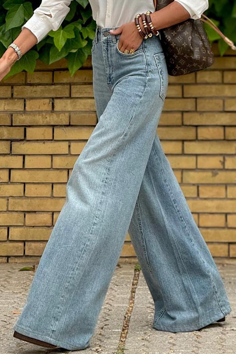 Dunkelblaue Jeans mit ausgestelltem Bein und Acid-Waschung