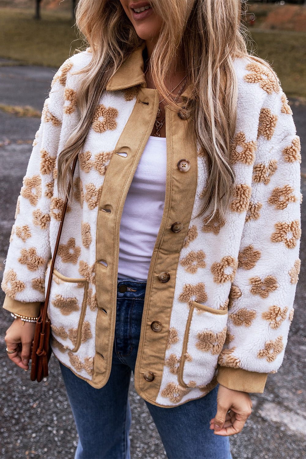 Hellbeige Fleecejacke mit süßem Blumenmuster