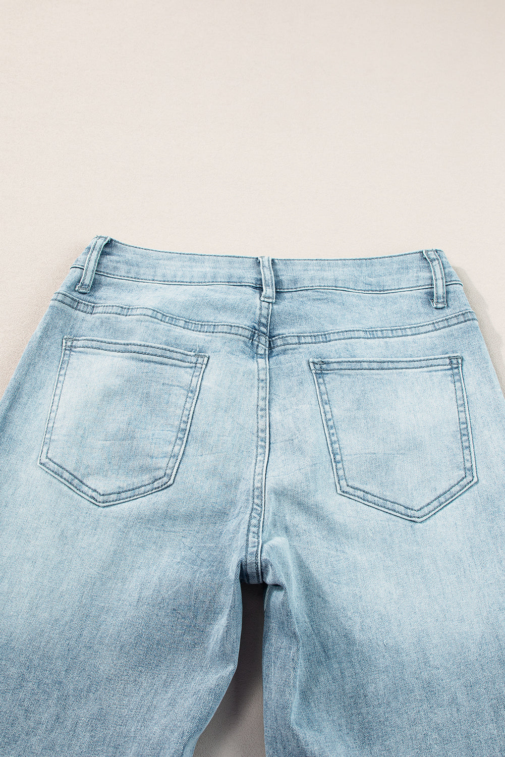 Dunkelblaue Jeans mit ausgestelltem Bein und Acid-Waschung