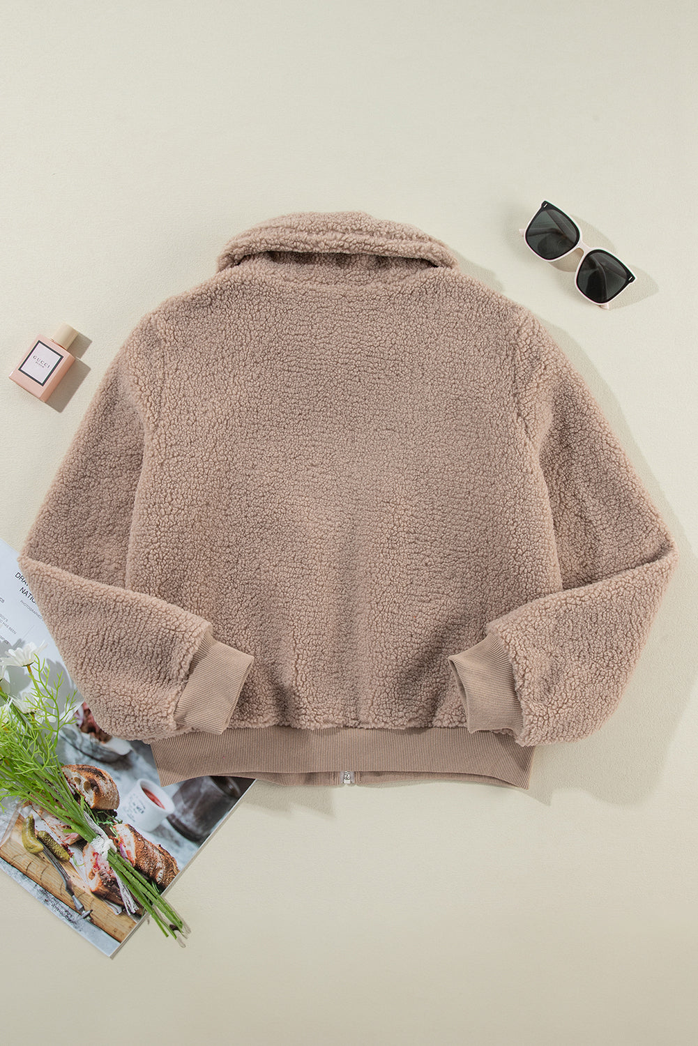 Hellbeige flauschige Winterjacke mit Reißverschluss und Taschen