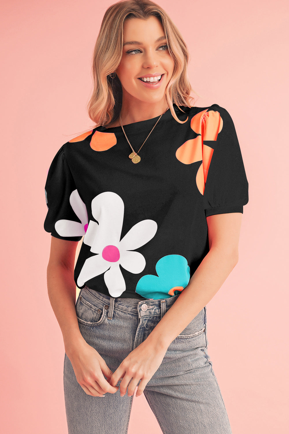 Farbenfrohes T-Shirt mit Blumen-Print in verschiedenen Farben