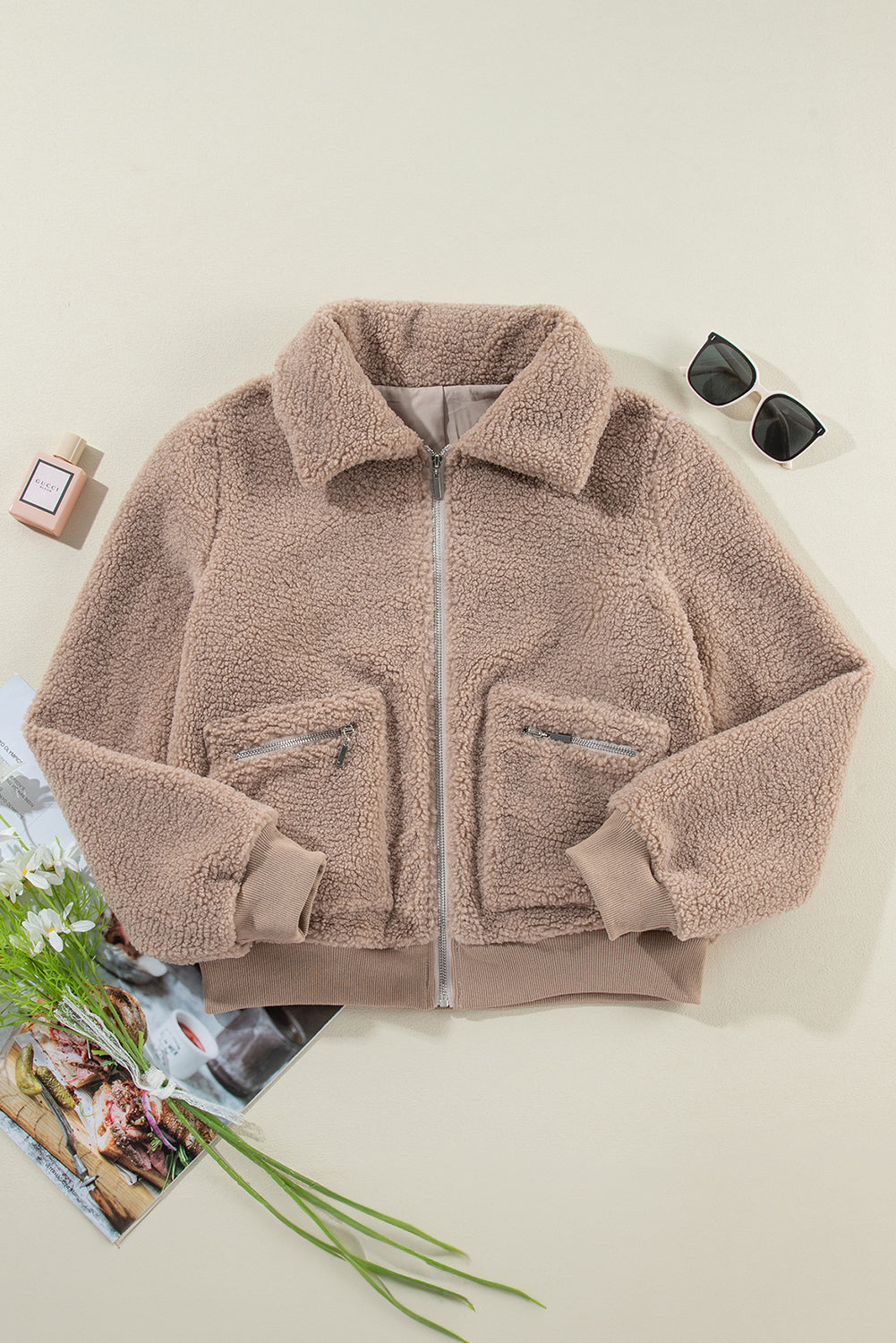 Hellbeige flauschige Winterjacke mit Reißverschluss und Taschen