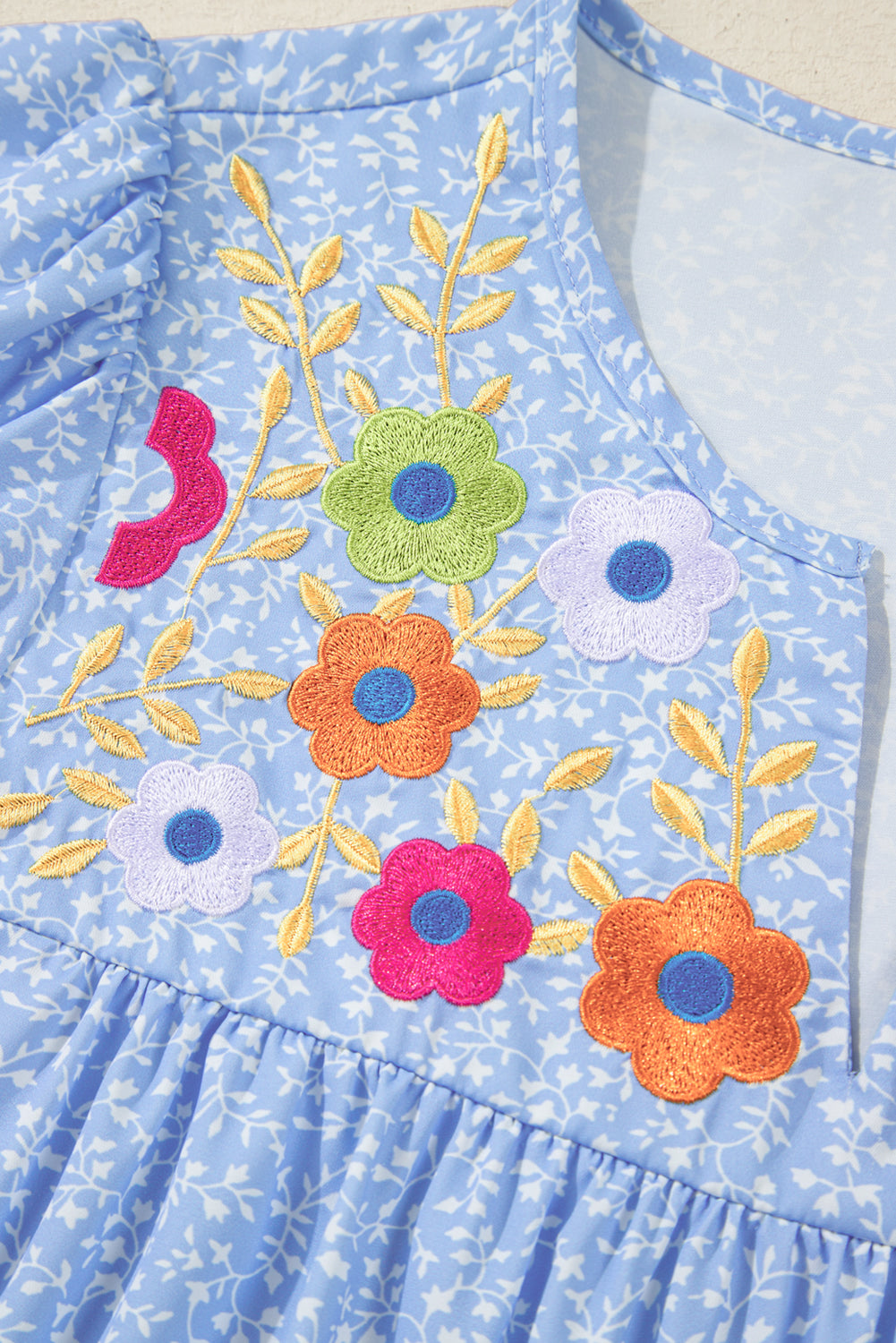 Blaue Bluse mit V-Ausschnitt und Blumenstickerei