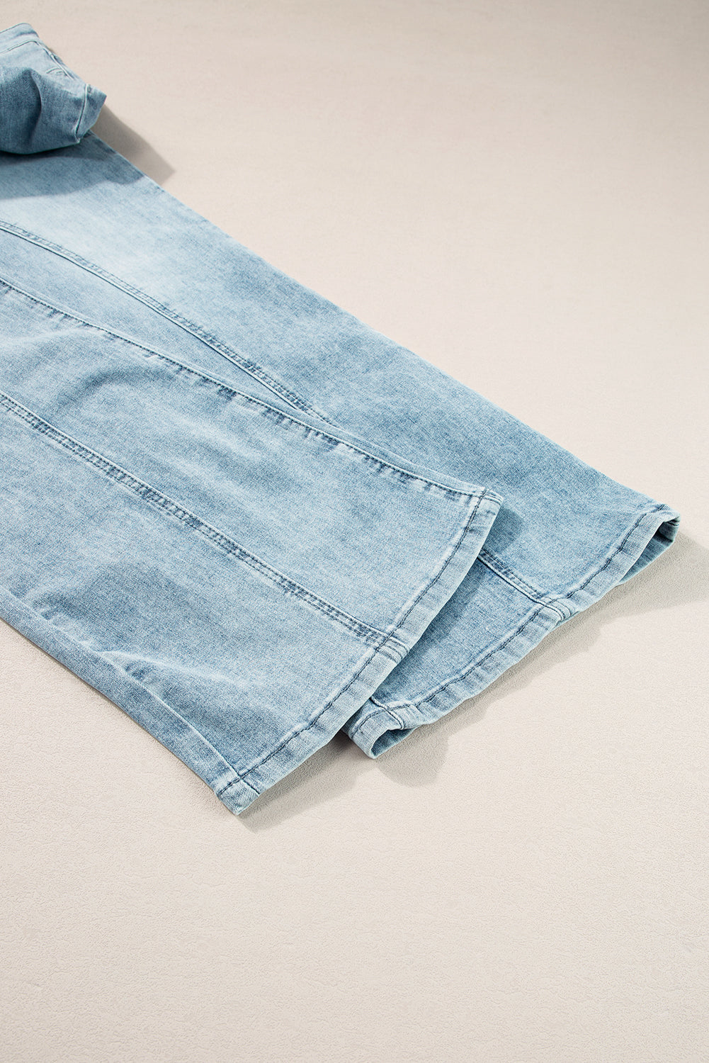 Dunkelblaue Jeans mit ausgestelltem Bein und Acid-Waschung