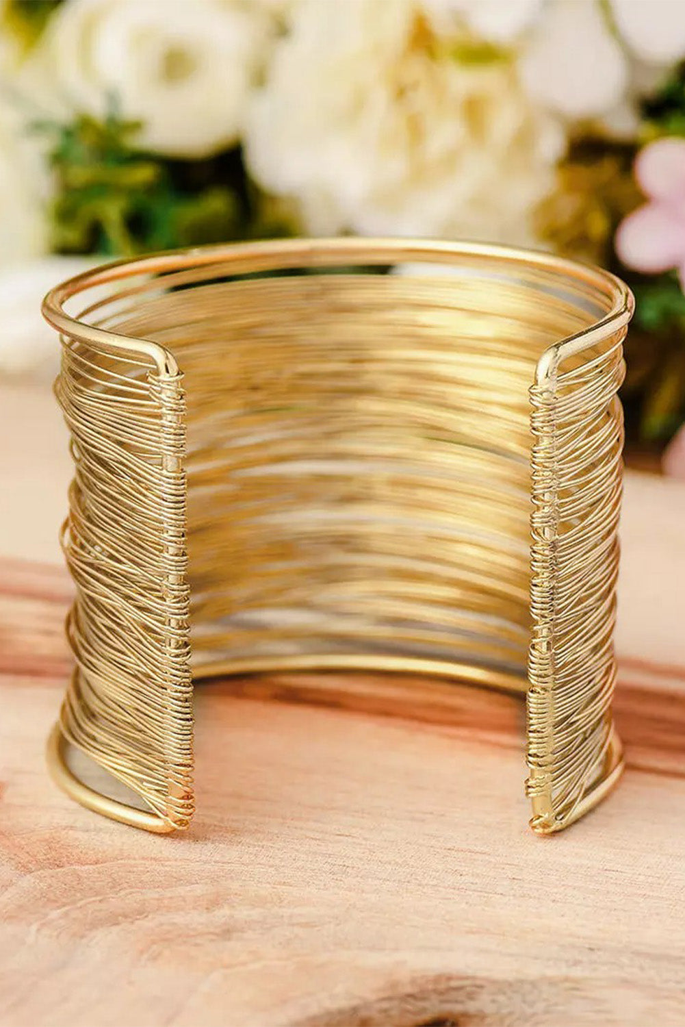 Lässiges, offenes Manschettenarmband aus Metall in Gold