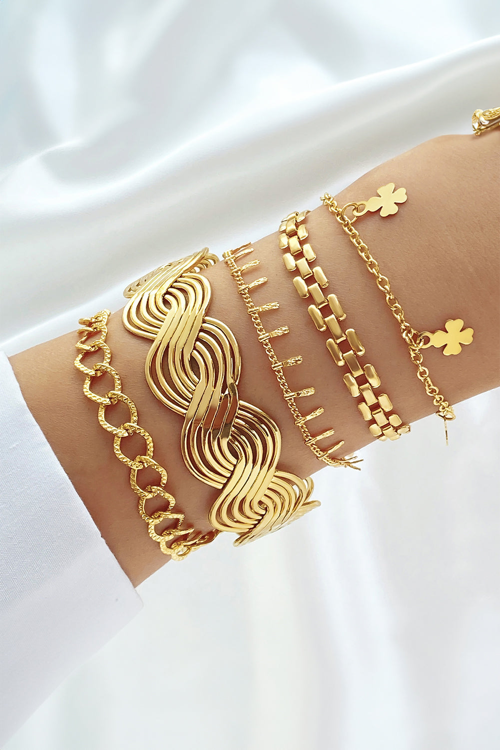 Gold Geometric Four-Leaf Clover Bracelet Set